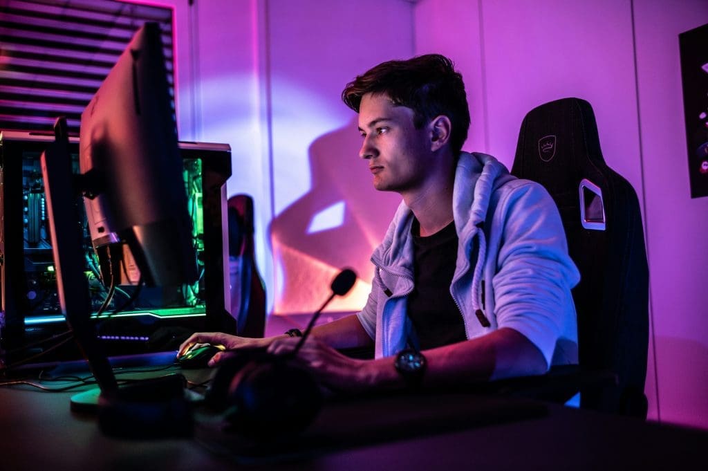 gamer sentado jugando
