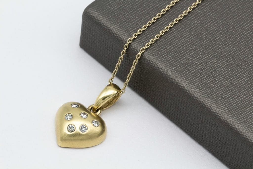 Cómo reconocer una buena joya en el mercado (y no pagar de más)