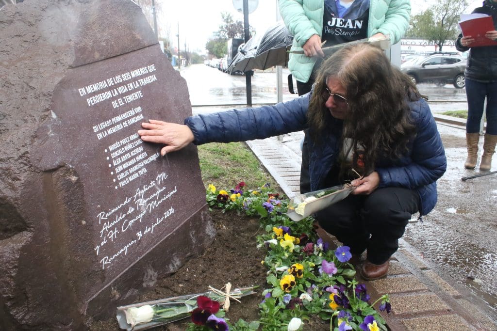 amiliares y autoridades inauguran el memorial en homenaje a los seis mineros fallecidos en la tragedia de El Teniente, junto al Monumento al Minero en Rancagua.