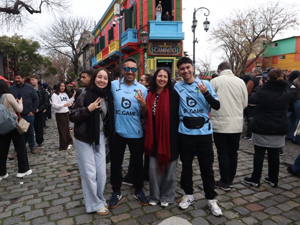 Hinchas de O’Higgins en Buenos Aires durante la previa del partido ante Boca Juniors por Copa Sudamericana.