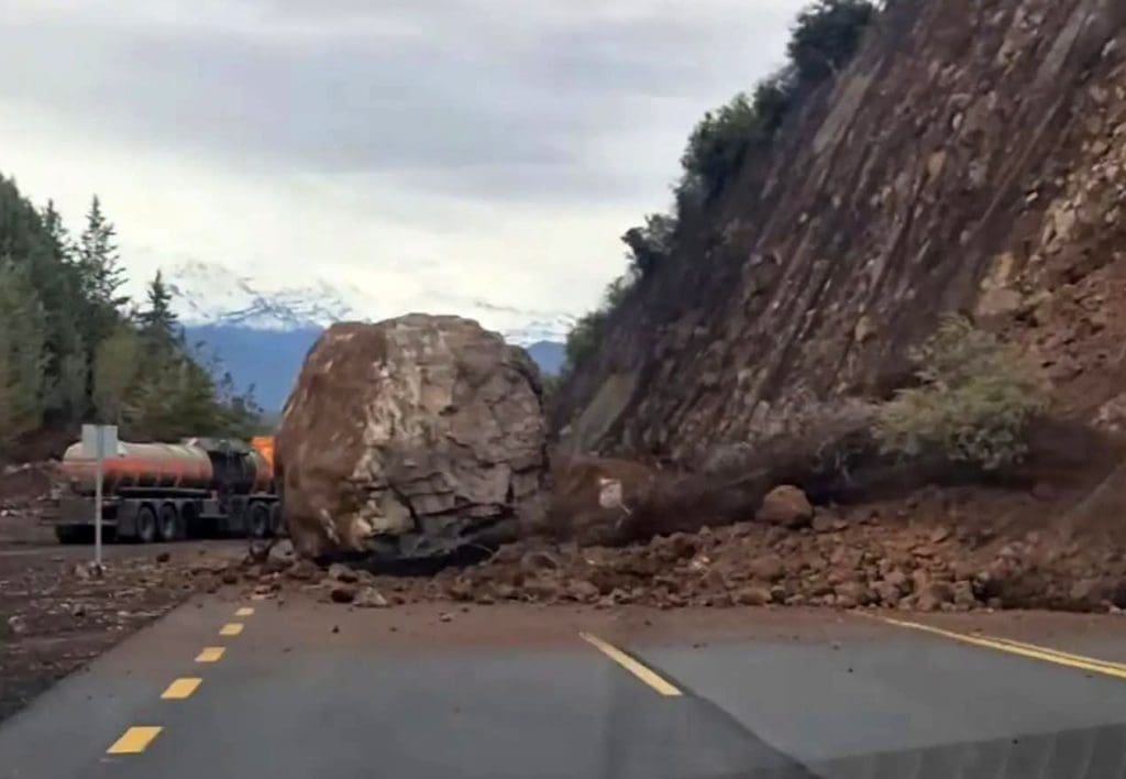 Desprendimiento de roca en la Carretera El Cobre tras las lluvias en la zona precordillerana.