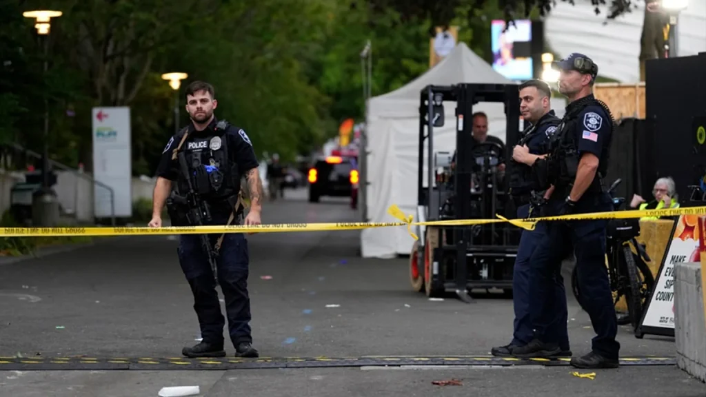 Policías resguardan el Seattle Center tras el tiroteo ocurrido durante el festival Bite of Seattle.