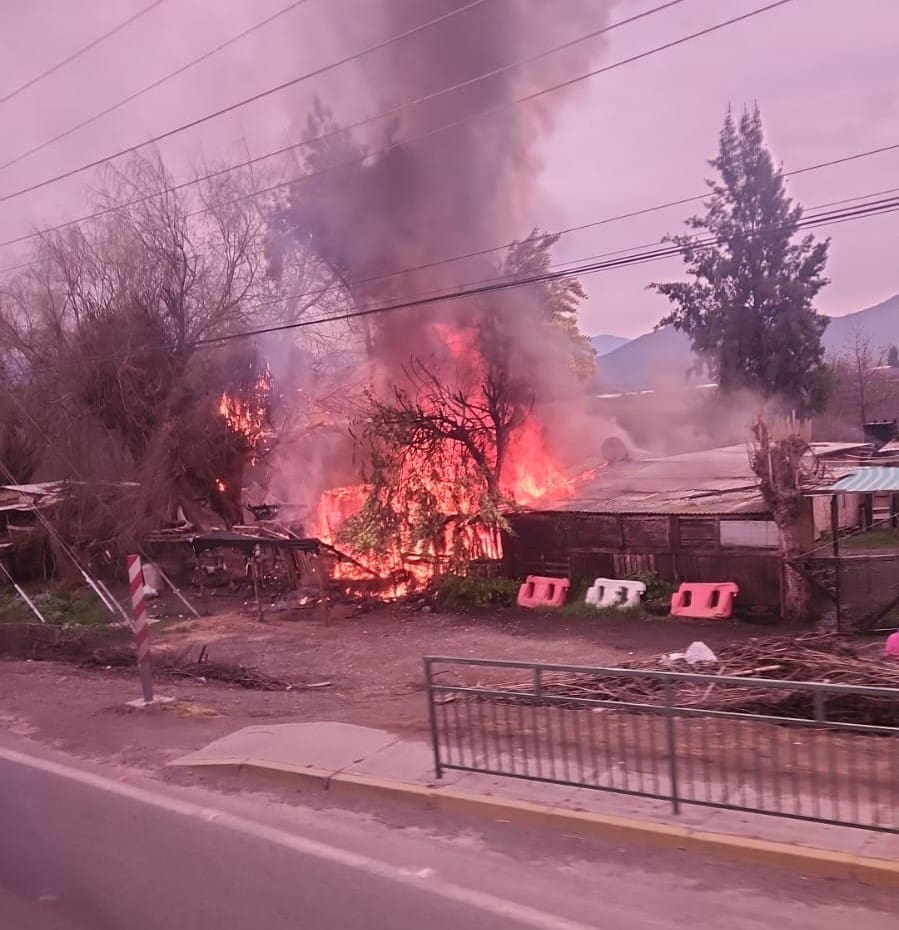 Bomberos trabaja en incendio que destruyó una vivienda en sector Santa Inés de Malloa