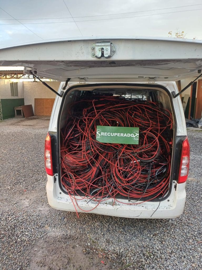 Carabineros detiene a cuatro sujetos por robo de cables en recinto de paneles solares en Rosario