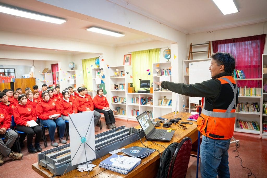 Estudiantes de Asistencia en Geología conocieron muestras y herramientas utilizadas en la industria minera.