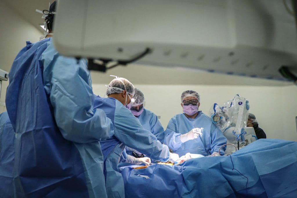 Cirugía bilateral de rodilla realizada en el Hospital Dr. Franco Ravera Zunino con asistencia del Robot Rosa