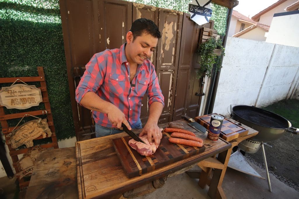 Felipe Contreras, El Huaso Pipe, prepara una receta en su parrilla en la Región de O’Higgins