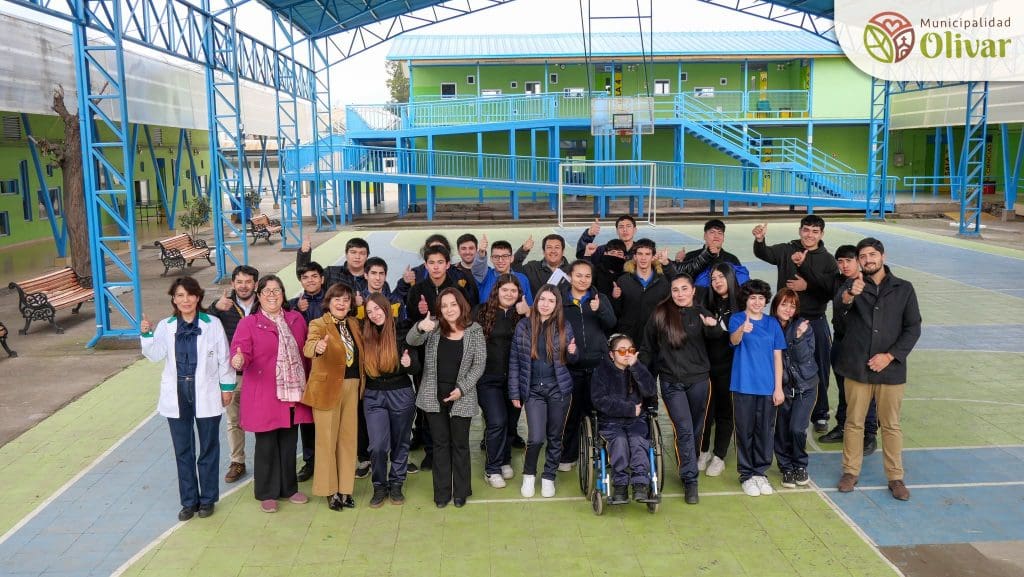 Estudiantes de cuarto medio del Liceo Gultro participan en la inauguración del primer preuniversitario comunal de Olivar.