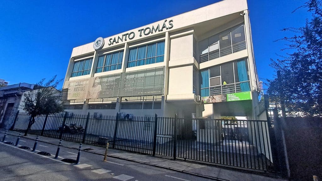 2. En los últimos años, Santo Tomás se ha expandido y cuenta también con acceso por calle Germán Riesco N° 44.