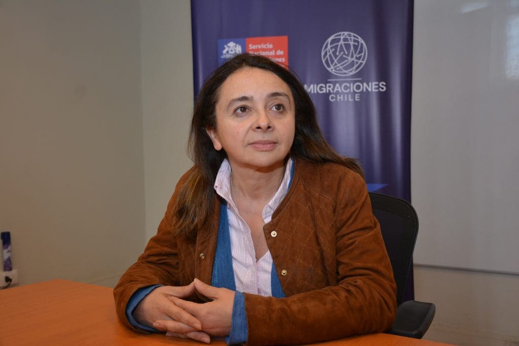 Directora regional del Servicio Nacional de Migraciones llama a regularizar situación migratoria en Chile