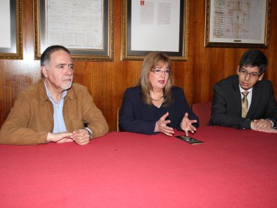 De izquierda a derecha: el concejal Carlos Arellano, la soprano Viviana Mella, y el alcalde (s) Daniel Gaete.