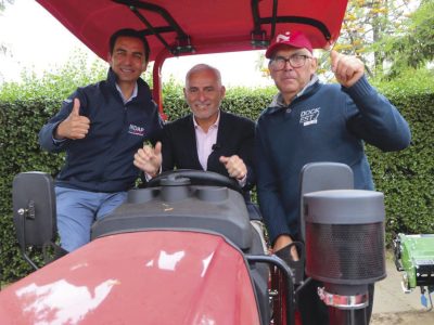 Fotos 1.director, gobernador y beneficiado con tractor.jpg