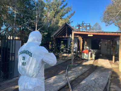 Una persona falleció tras el incendio que afectó una vivienda de dos pisos durante la mañana de este lunes en el sector El Milán, Palmilla.