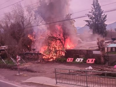 Bomberos trabaja en incendio que destruyó una vivienda en sector Santa Inés de Malloa