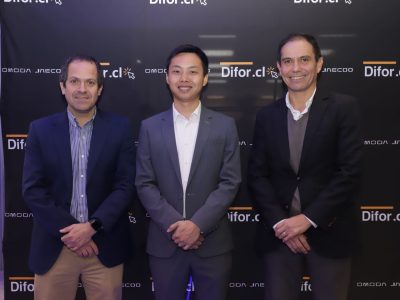 Nicolas Pietratoni, gerente general de Omoda|Jaecoo; Cedric Zhang, CEO Omoda Jaecoo y Cristián Escobedo, gerente general de Difor.