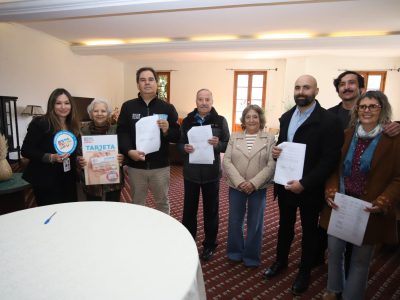Hotel Termas de Cauquenes y autoridades de Machalí durante la firma del convenio para adultos mayores