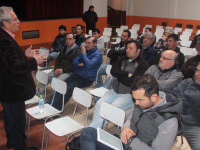 En la asamblea, el presidente del Sindicato Unificado, Jorge Olguín, explicó a los socios la propuesta para la negociación.