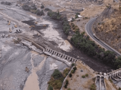 A fines de diciembre, la bocatoma de la Asociación de Canales de la Ribera Sur del Río Cachapoal, sufrió un derrumbe en su infraestructura poniendo en peligro la producción agrícola local debido a la falta de agua para el riego.