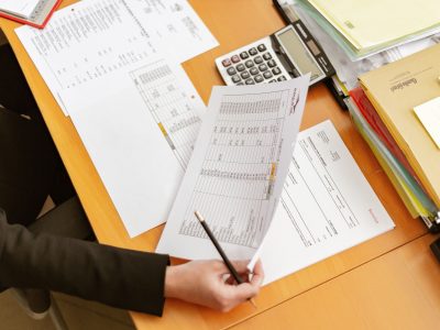 Muchos empleados prefieren documentos que puedan tocar (Foto de Oleg Magni en Pexels)
