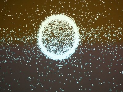 Vista de los desechos espaciales que flotan alrededor del globo a través de un láser que emite largas líneas verticales de luz LED. EFE/Imane Rachidi