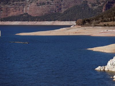 Vista del panatano de Sau, en la provincia de Barcelona, el pasado 5 de febrero de 2022, en unos niveles de prealerta por sequía. EFE/Alberto Estévez
