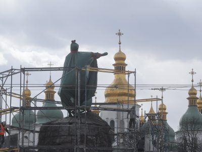 Voluntarios ucranianos protegen de los bombardeos rusos el monumento al Hetman Bohdan Khmelnytsky (comandante en jefe o máxima autoridad del Estado cosaco y líder del levantamiento contra la nobleza polaco-lituana en 1648), con las cúpulas doradas de la catedral de Santa Sofía de Kiev al fondo, Patrimonio de la Humanidad. EFE/EPA/SERGEY DOLZHENKO