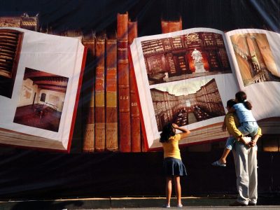 Día Mundial del Libro, fecha que recuerda el fallecimiento de tres escritores relevantes: Cervantes, Shakespeare y el cronista de Indias, Garcilaso de la Vega "El Inca", de 1616. EFE/Orlando Barría