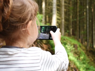 Los niños usan el móvil precozmente. Foto: Anviere/ Pixabay