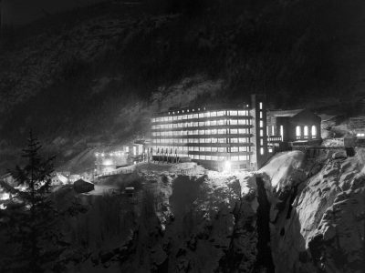 La Fábrica de Producción de Hidrógeno (19281929) por la noche, Vemork, Rjukan Foto: NIA.