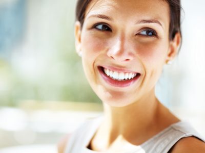 Mientras la crisis sanitaria va resolviéndose, los labios y dientes vuelven a lucirse al aire libre. Foto cedida por Sanitas Dental.