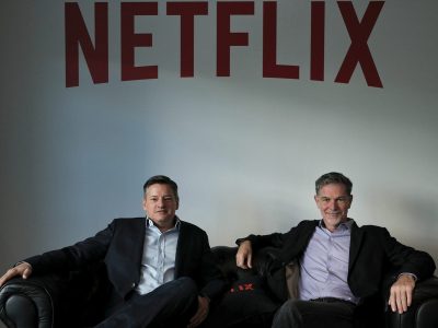 El director ejecutivo de la plataforma estadounidense Netflix, Reed Hastings (d), y su responsable de contenidos de Netflix, Ted Sarandos, Ted Sarandos, posan durante una entrevista en el Netflix Contact Center de Lisboa, Portugal. Foto: MIGUEL A. LOPES