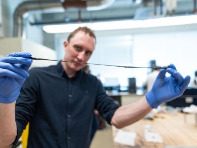 Damon Gilmour, cofundador de A2O, sostiene una pieza de polímero autorreparable. Foto: A2O/Paul Joseph /UBC Applied Science.