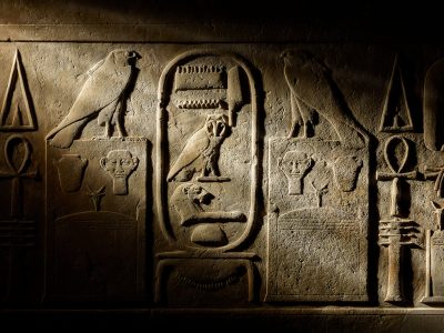 Parte del dintel del templo del rey Amenemhat III, Egipto, 1855-08 a.C. Foto: The Trustees of the British Museum.