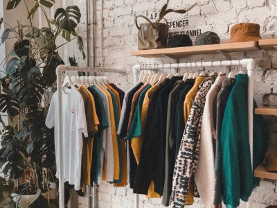 La moda "vintage" es una forma de expresar tu individualidad y tu estilo personal, ya que muchas de estas prendas tienen una estética única que es difícil de encontrar en la moda moderna. Foto: Pexels.
