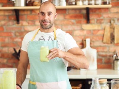 Hombre disponiéndose a beber un batido en la cocina. Foto: Racool Studio/Yeko Photo Studio/Freepik.