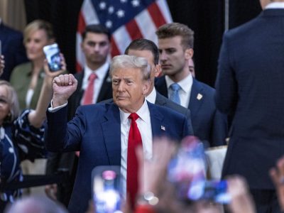 Donald Trump, ex presidente de Estados Unidos y candidato republicano, se presenta como defensor de los valores tradicionales y de la seguridad nacional, proponiendo políticas que prometen "restaurar la grandeza" del país. Su enfoque en la inmigración y la economía ha resonado entre sus seguidores, quienes valoran su estilo directo y su compromiso con los principios conservadores. EFE/EPA/CRISTOBAL HERRERA-ULASHKEVICH