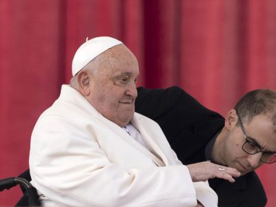 Imagen de archivo fechada en el Vaticano el 9 de febrero de 2025, del papa Francisco en una silla de ruedas. EFE/EPA/MASSIMO PERCOSSI