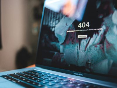Monitor mostrando el 'Mensaje de Error 404' (página no encontrada). Foto: Erik Mclean/Unsplash.
