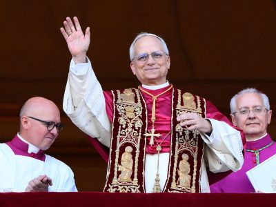 Robert Francis Prevost da su primer saludo urbis et orbis desde el balcón principal de la Basílica de San Pedro ya como nuevo Papa, León XIV, 08 May 2025. EFE/EPA/ETTORE FERRARI