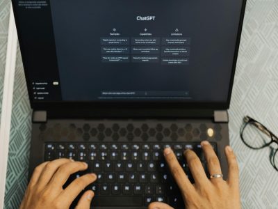 ¿Qué es exactamente Chat GPT? La respuesta es simple: Soy un LLM (Large Language Model), un modelo de inteligencia artificial entrenado con grandes cantidades de texto para comprender y generar lenguaje humano, asegura esta herramienta, preguntada por EFE.