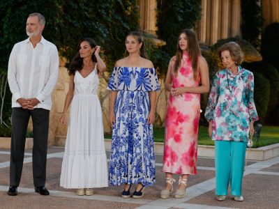 La princesa Leonor (en el centro) está apoyada por su familia, de izquierda a derecha, sus padres, los reyes Felipe VI y Letizia, su hermana la infanta Sofía y su abuela, a reina Sofía. EFE/Ballesteros
