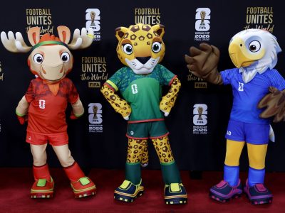 De izquierda a derecha, Maple (Canadá), Zayu (México) y Clutch (Estados Unidos), las tres mascotas del Mundial de fútbol 2026. EFE/EPA/WILL OLIVER