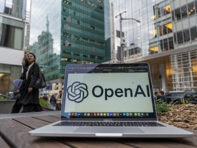 Un ordenador con el logo de la empresa de Inteligencia Artificial, OpenAI, en las calles de Nueva York (Estados Unidos). ¿Es legítimo el uso de la IA en el mundo editorial? EFE/Angel Colmenares.