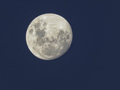 La ciencia ficción está cada vez más cerca, pese a los desafíos que plantea el satélite terrestre. No tiene oxígeno en la atmósfera; sí agua, pero es muy complicada de extraer; la radiación resulta mortal para los seres humanos y las temperaturas alcanzan los 120 centígrados de día y los -120 grados centígrados de noche.
EFE/ Gastón Britos