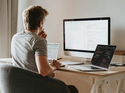 Alternando entre distintos ordenadores de empresa, muchos jóvenes que trabajan en remoto alternan más de un empleo sin que sus jefes lo sepan. Es lo que se conoce como "overemployment" Foto: Olia Danilevich (Pexels)