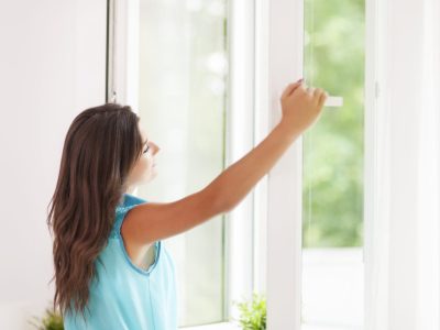 Ventilar, abriendo las ventanas 10 a 20 minutos al día, ayuda a mantener limpio el aire interior, según Pere León. Foto: Gpointstudio-Freepik.