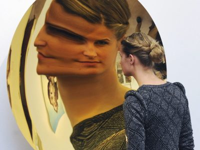 El otrovertido es capaz de interactuar eficazmente en un grupo, pero sintiéndose separado de la experiencia colectiva, adoptando la posición de un observador que toma distancia en lugar de participar. EFE/Andy Rain.