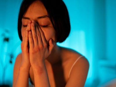Persona con dificultades para dormir por preocupaciones durante la noche