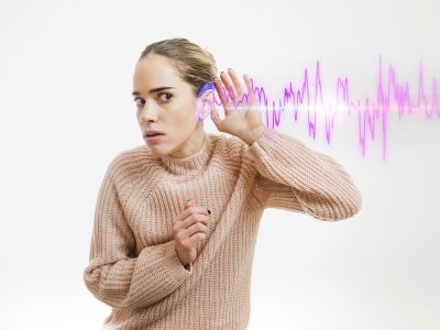 Los afectados por misofonía pueden sentir la urgencia de escapar ante un sonido concreto que a los demás les resulta inofensivo. Foto: Magnific.