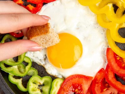 Un huevo frito puede formar parte de una dieta saludable si se prepara con una cantidad moderada de un aceite adecuado. Foto: Kamran Aydinov.Magnific.